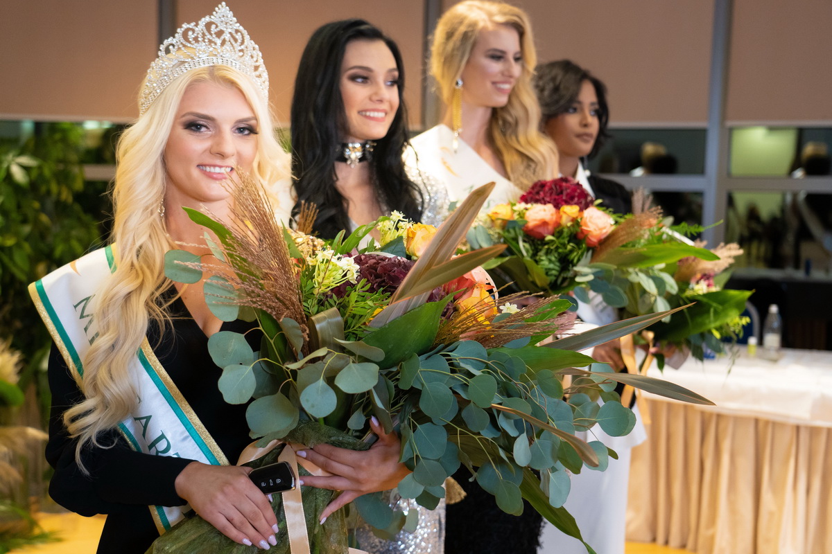 Letošnje finalistke v družbi aktualne Miss Earth Slovenije